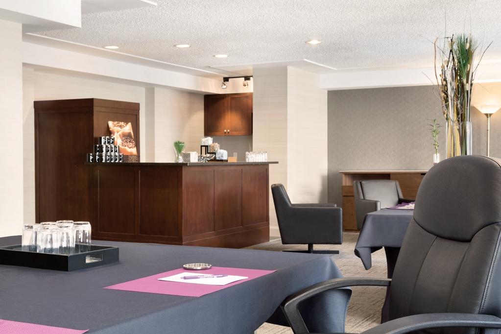 Coast Edmonton Plaza Hotel By Apa Ресторан фото