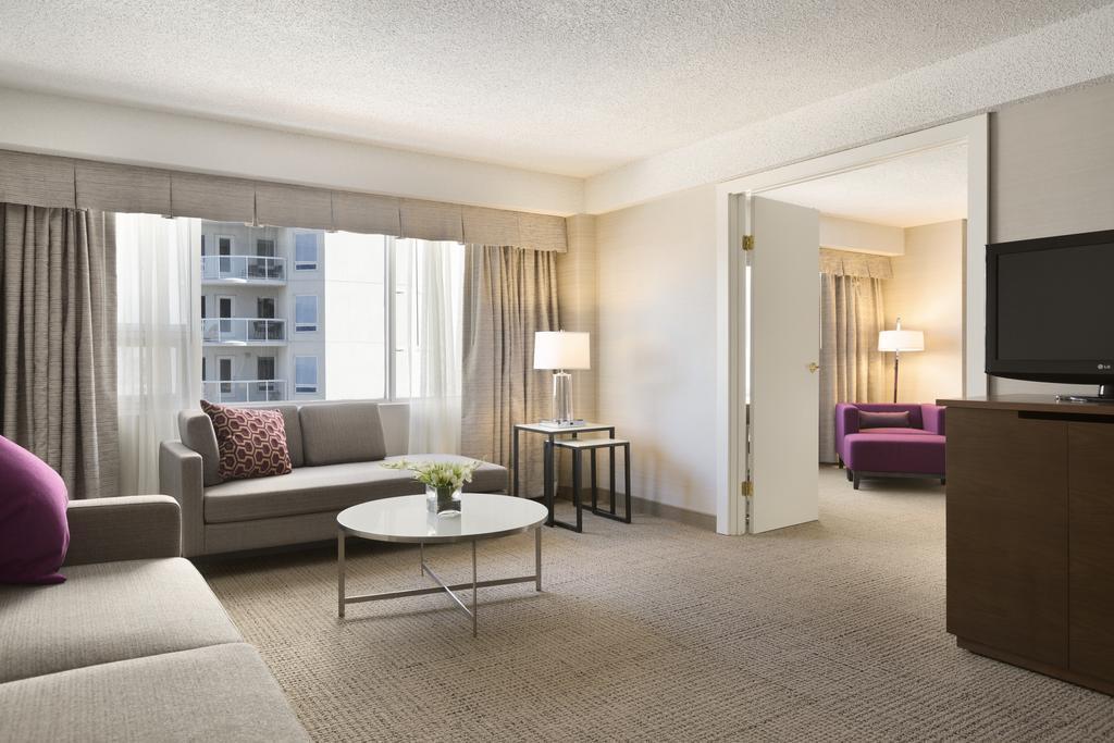 Coast Edmonton Plaza Hotel By Apa Экстерьер фото