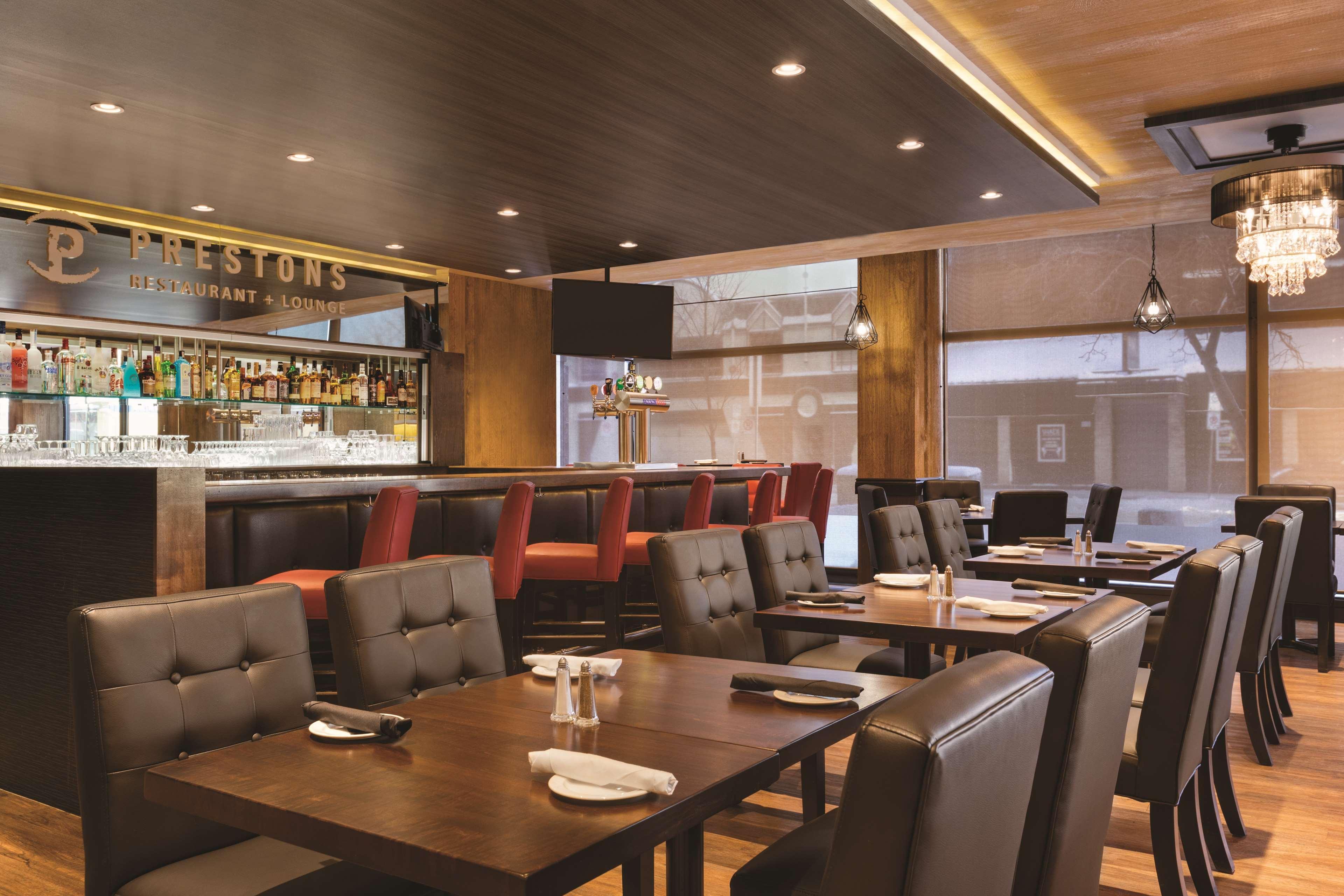 Coast Edmonton Plaza Hotel By Apa Экстерьер фото