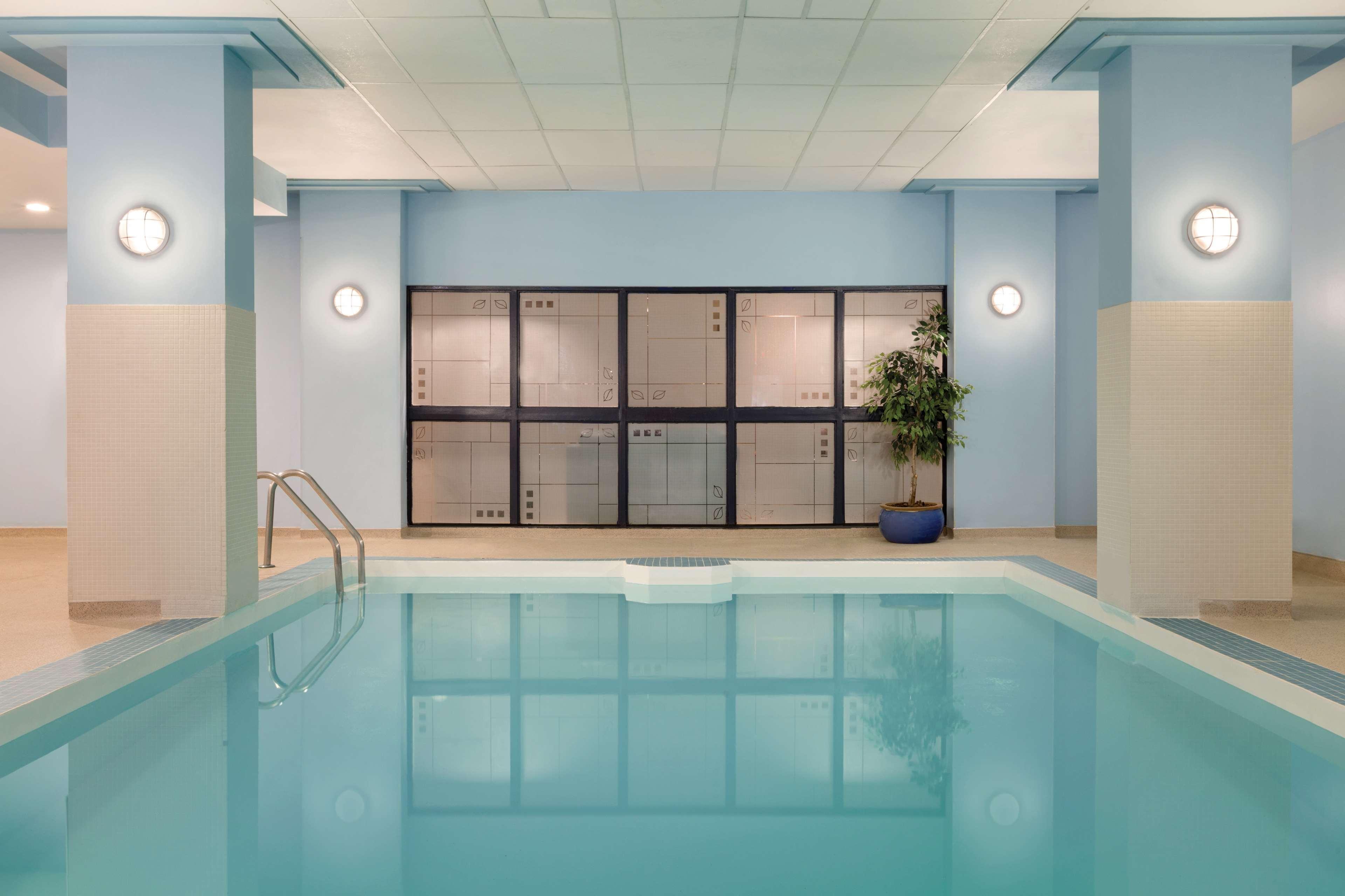 Coast Edmonton Plaza Hotel By Apa Экстерьер фото