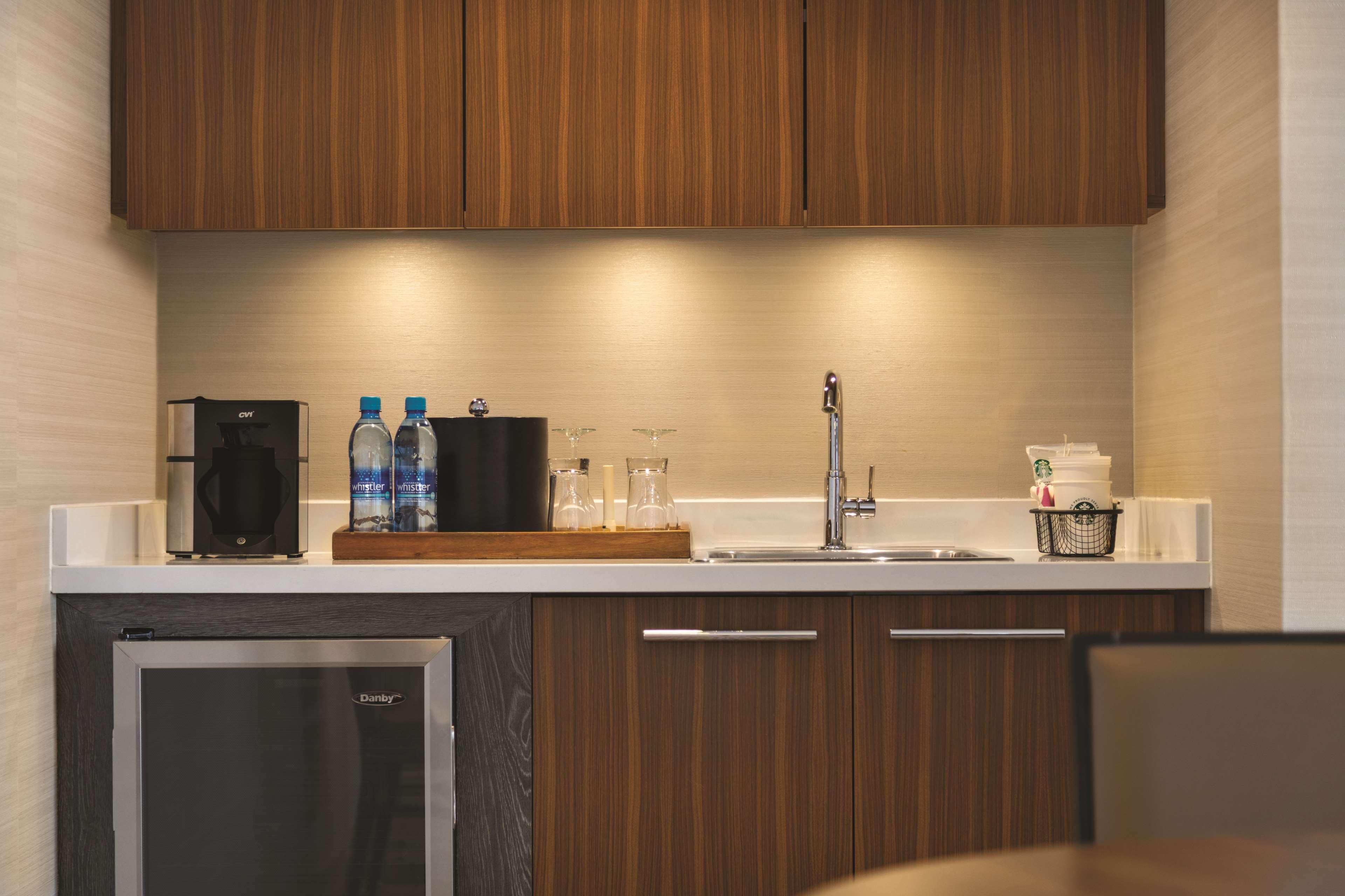 Coast Edmonton Plaza Hotel By Apa Экстерьер фото