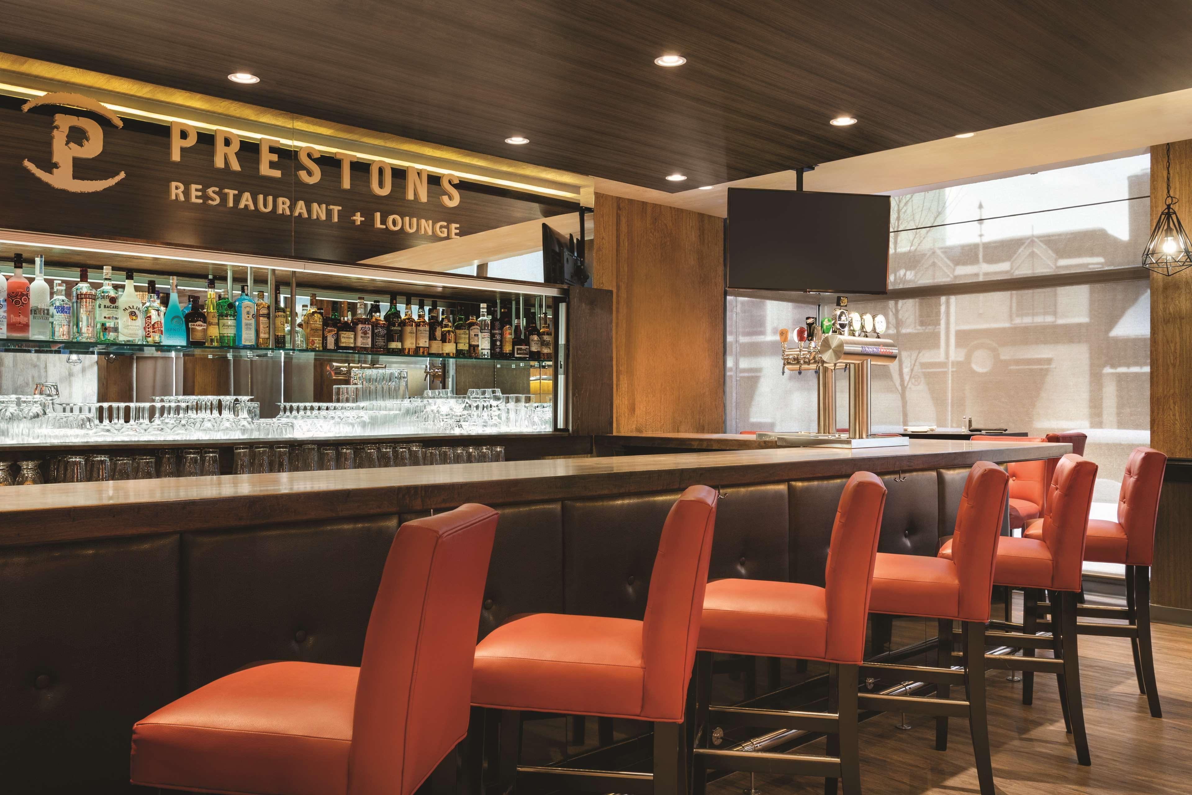 Coast Edmonton Plaza Hotel By Apa Экстерьер фото