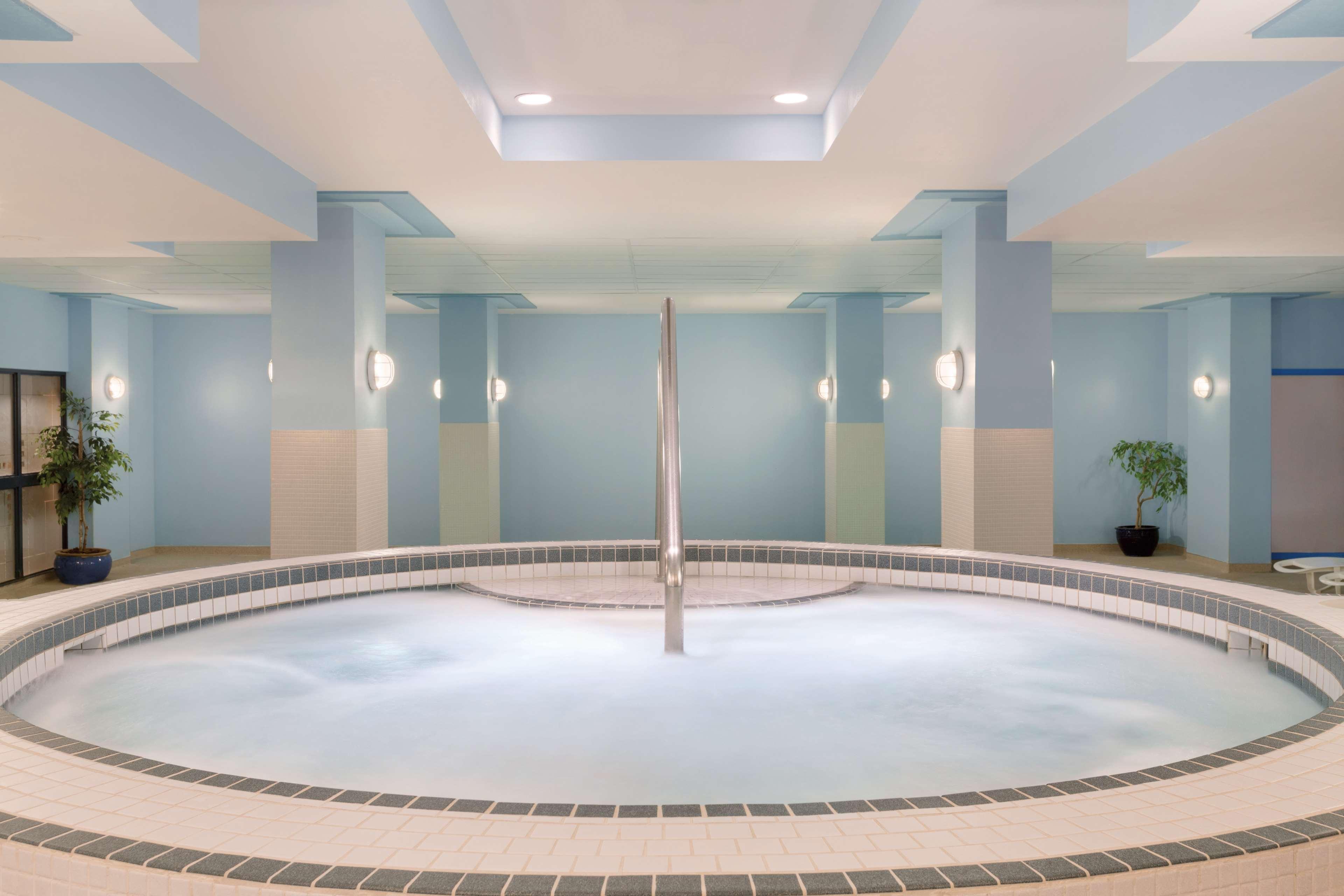 Coast Edmonton Plaza Hotel By Apa Экстерьер фото
