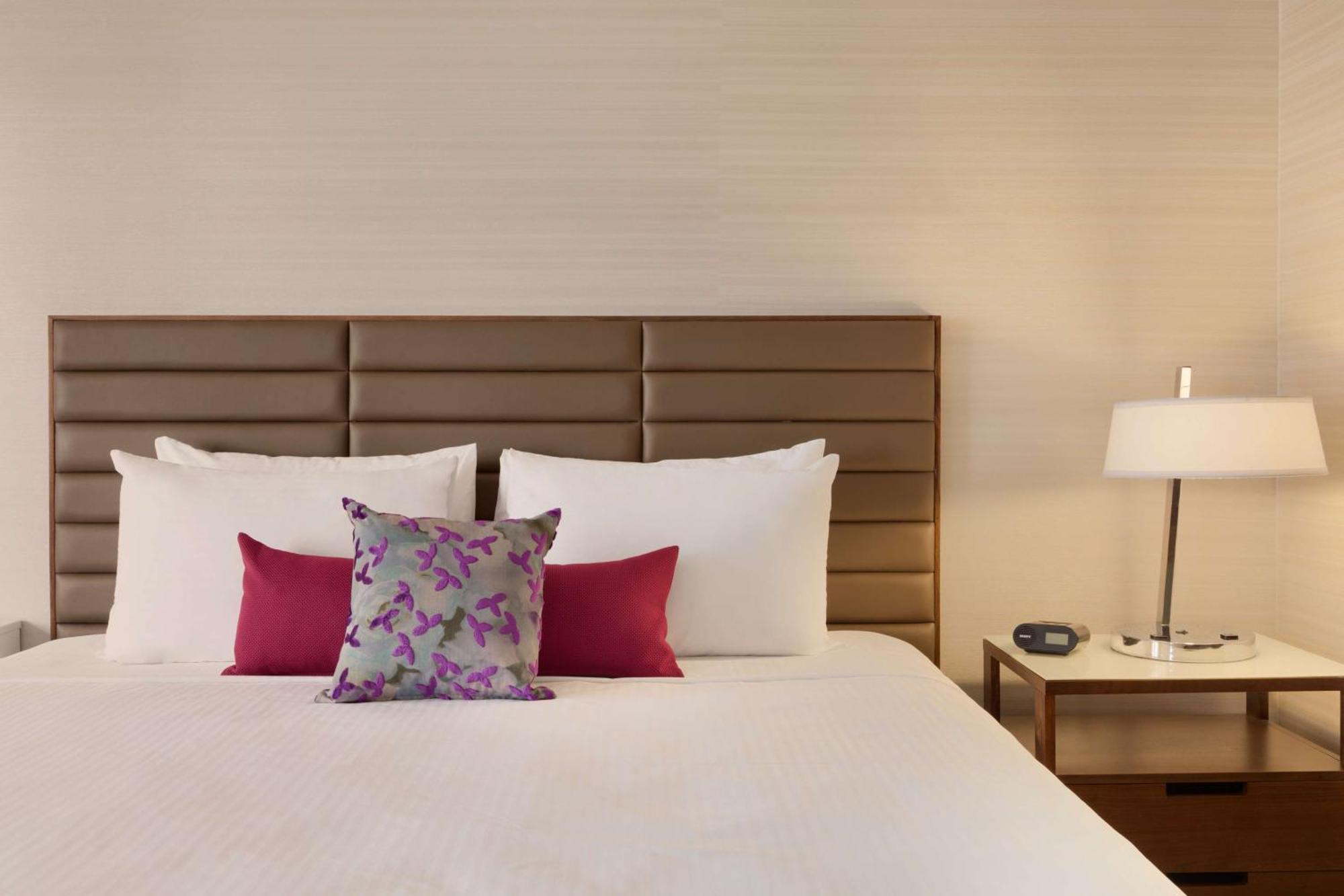 Coast Edmonton Plaza Hotel By Apa Экстерьер фото