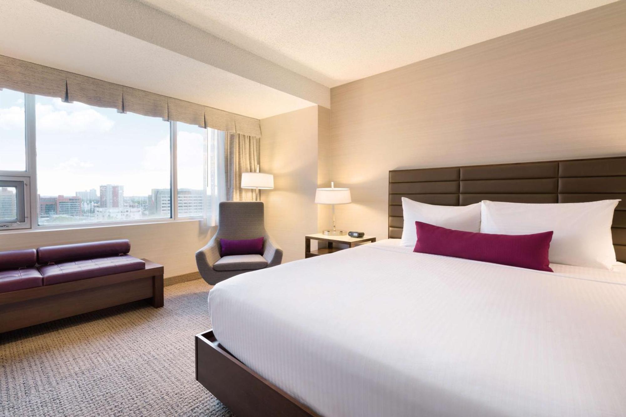 Coast Edmonton Plaza Hotel By Apa Экстерьер фото