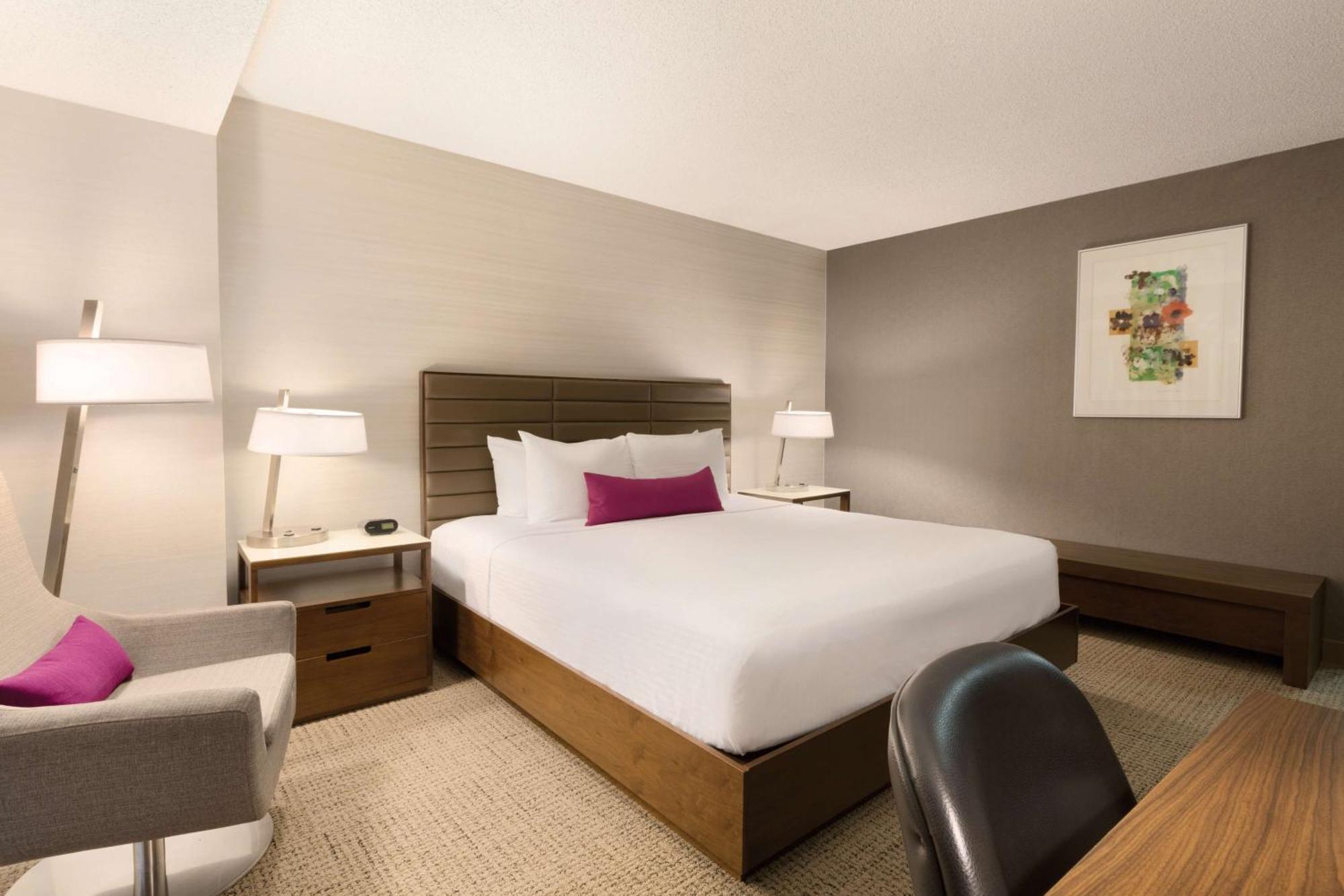 Coast Edmonton Plaza Hotel By Apa Экстерьер фото