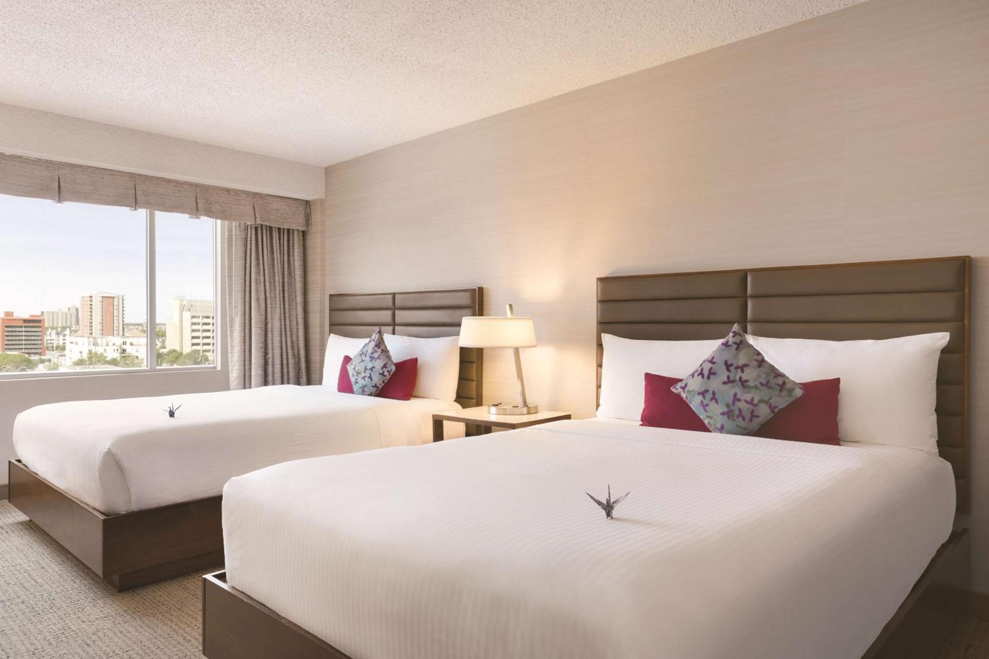 Coast Edmonton Plaza Hotel By Apa Экстерьер фото