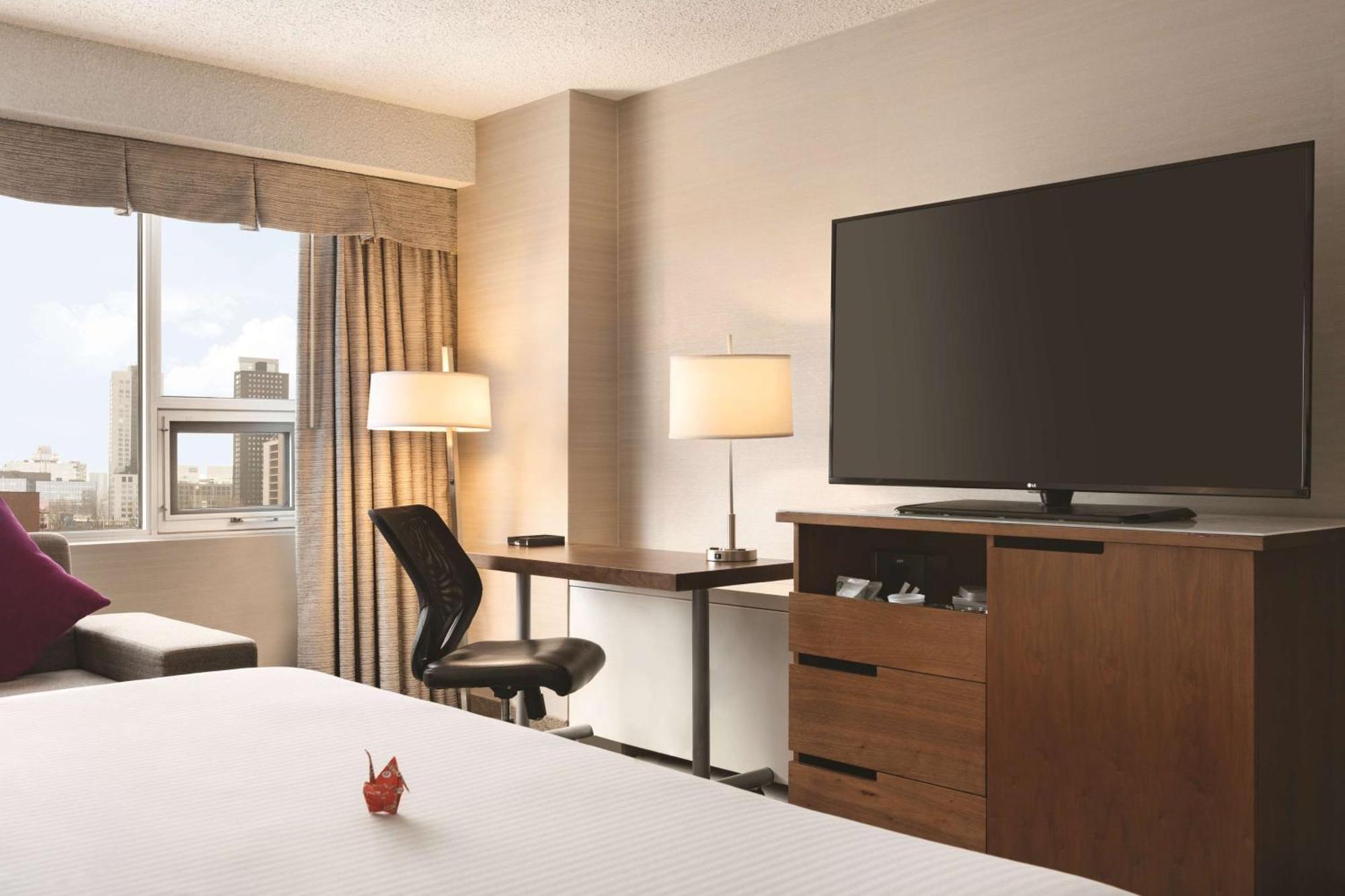 Coast Edmonton Plaza Hotel By Apa Экстерьер фото