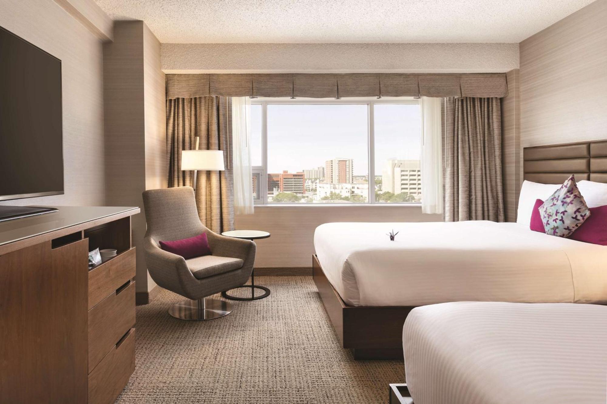 Coast Edmonton Plaza Hotel By Apa Экстерьер фото