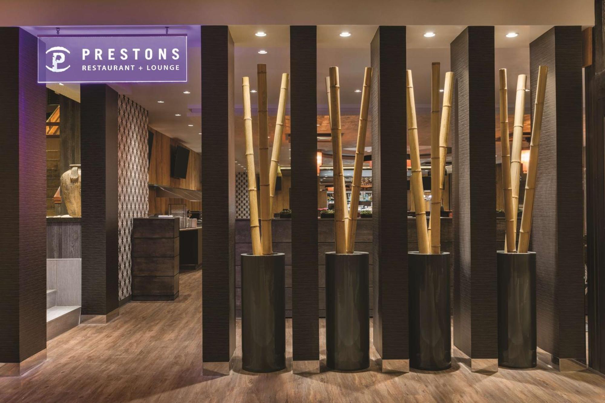 Coast Edmonton Plaza Hotel By Apa Экстерьер фото