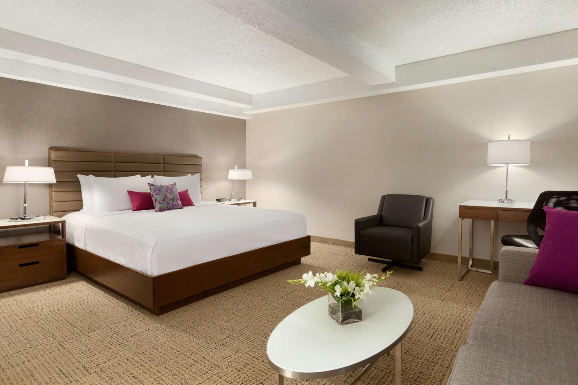 Coast Edmonton Plaza Hotel By Apa Экстерьер фото