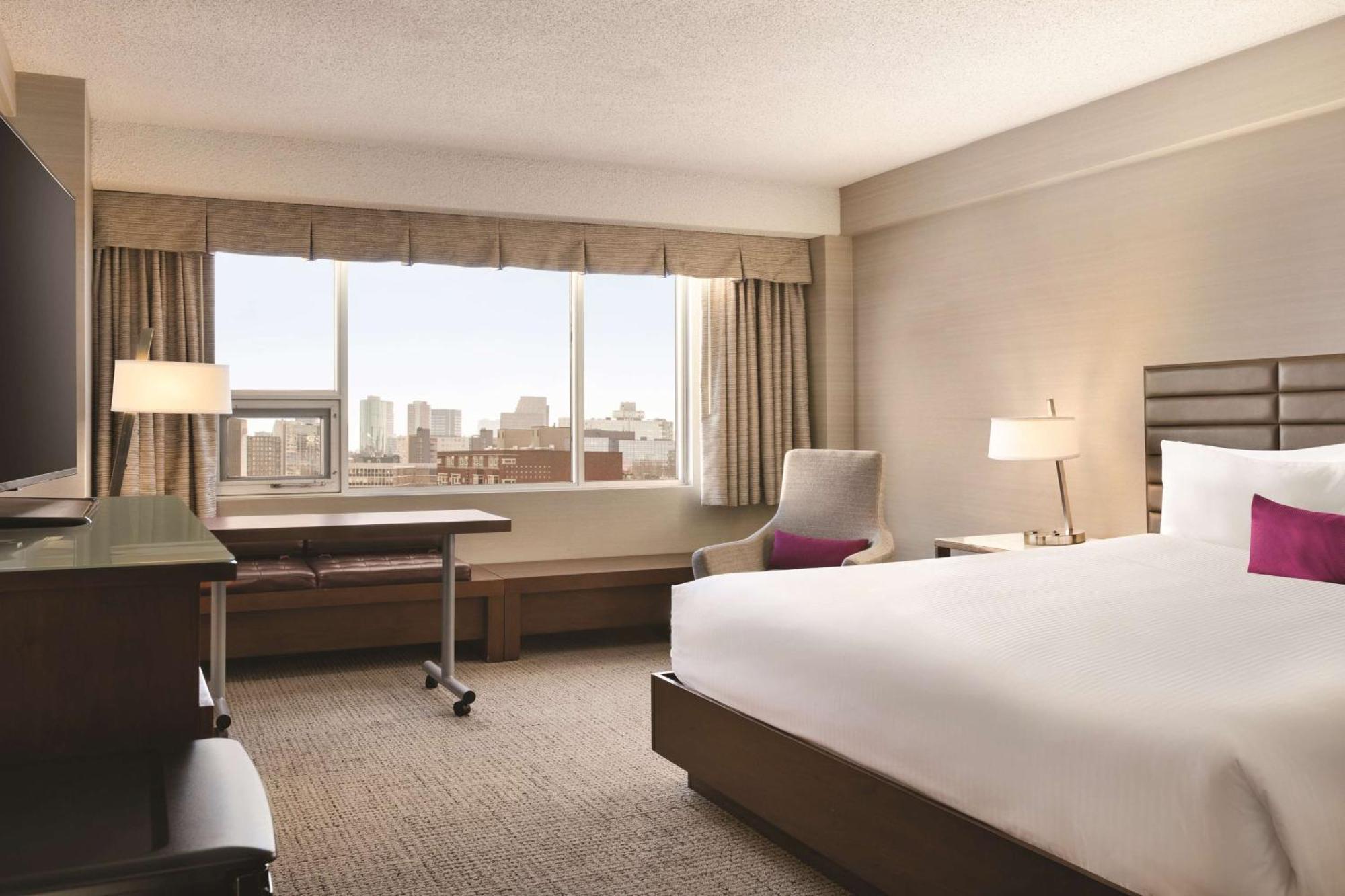 Coast Edmonton Plaza Hotel By Apa Экстерьер фото