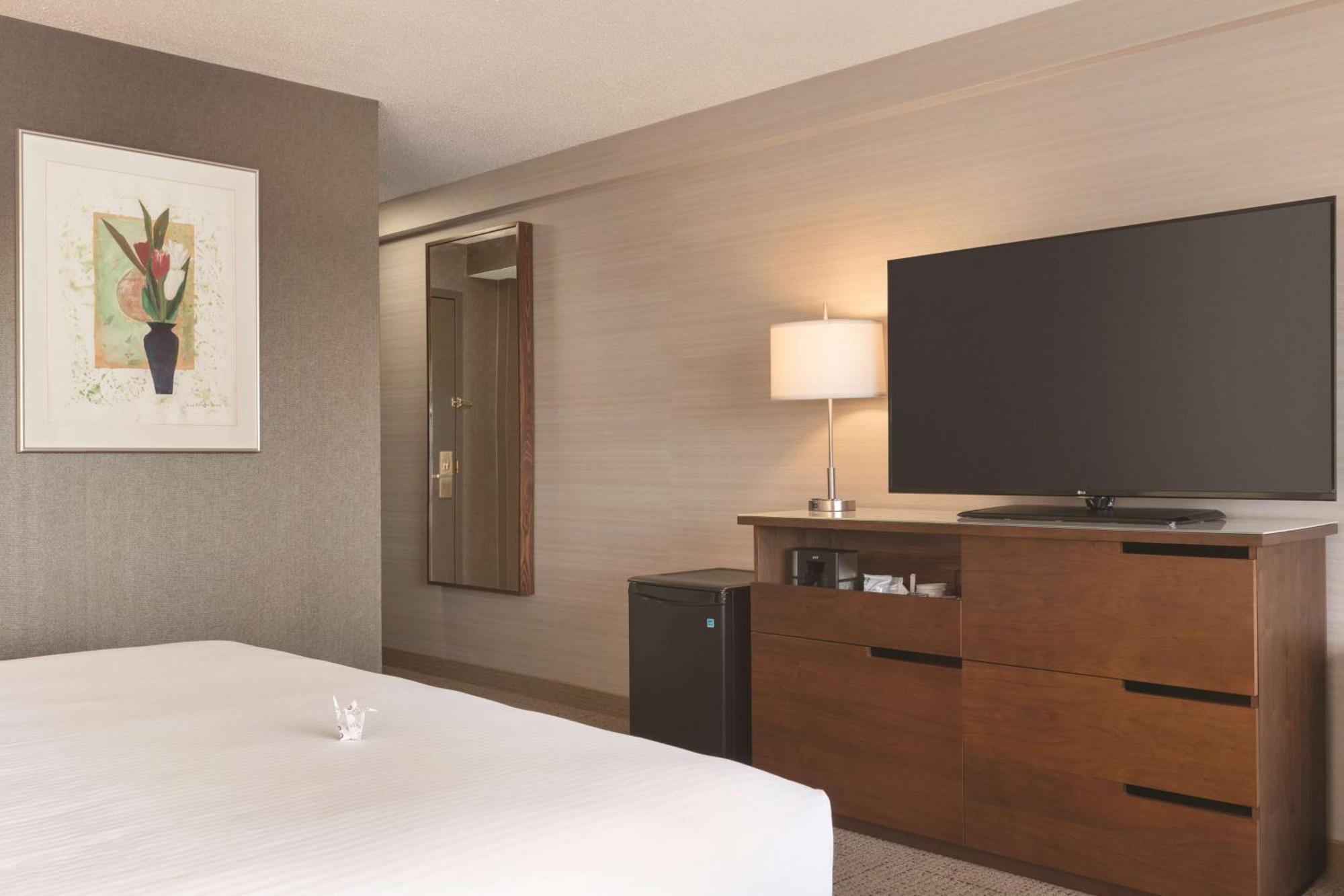 Coast Edmonton Plaza Hotel By Apa Экстерьер фото