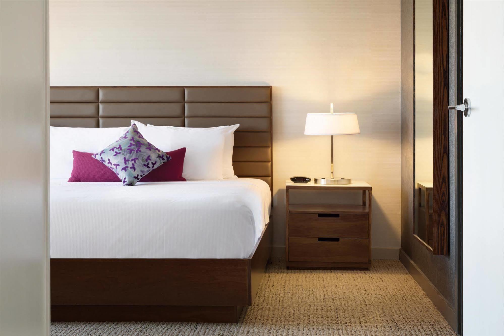 Coast Edmonton Plaza Hotel By Apa Экстерьер фото